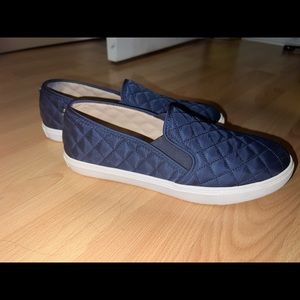 STEVE MADDEN BLUE SLIP ON SNEAKER